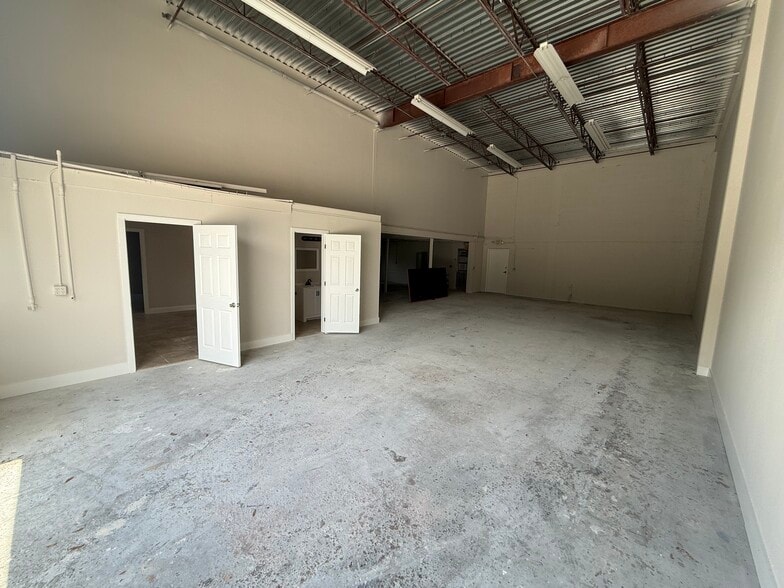 More Photos Of 3330-3382 SE Gran Park Way, Stuart Warehouse For Lease