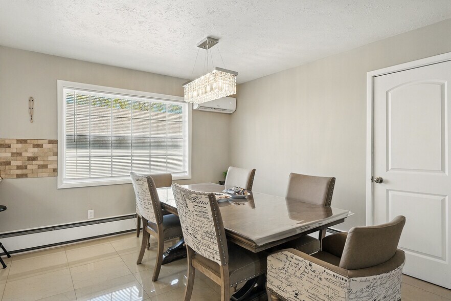 More Photos Of 91 E Main St, Bicknell Hotel For Sale