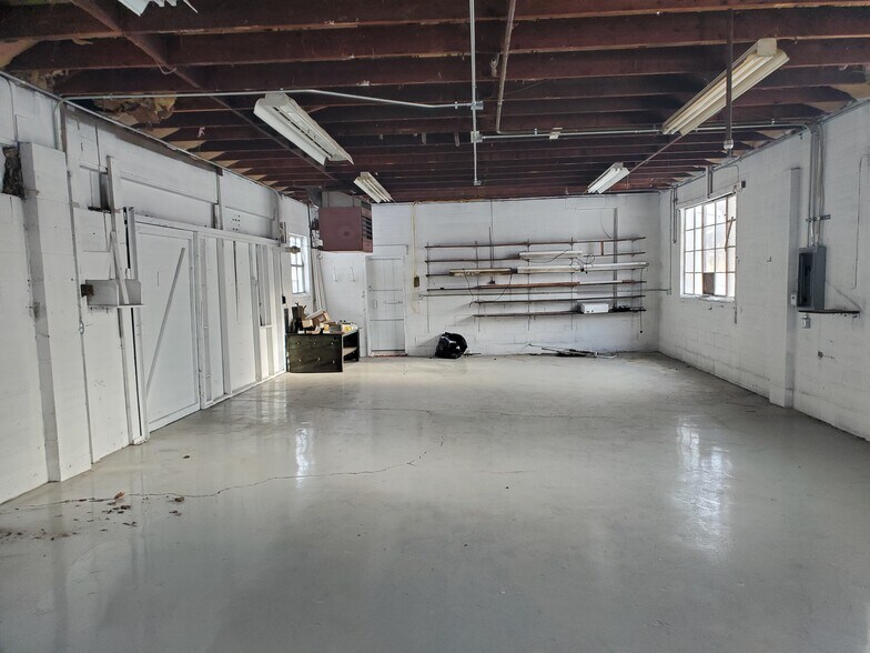 More Photos Of 6550 W Ridge Rd, Erie Warehouse For Lease