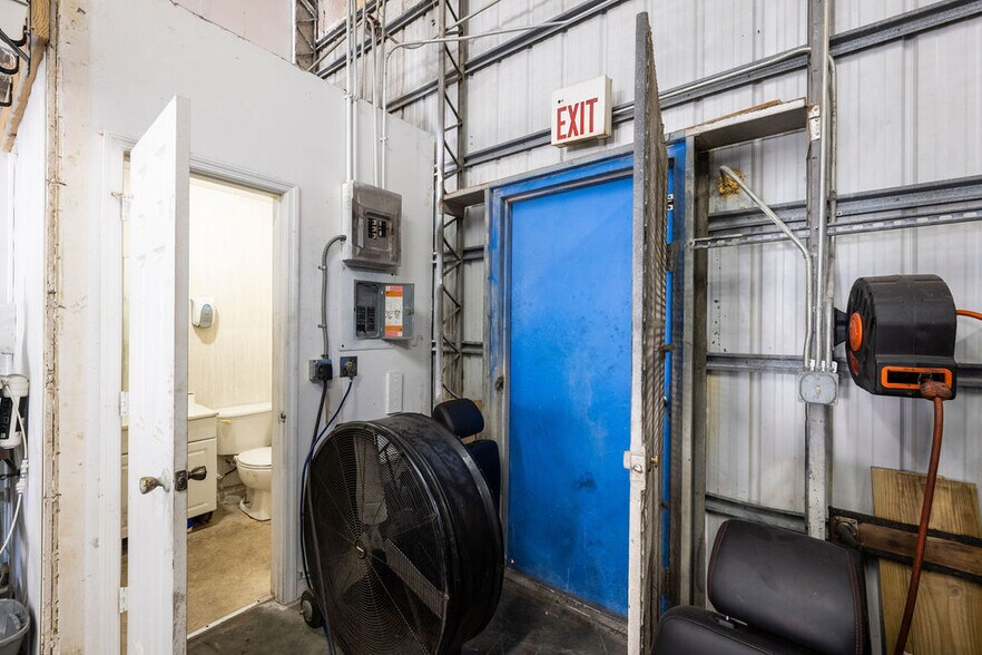 More Photos Of 1556-1578 SE South Niemeyer Cir, Port Saint Lucie Warehouse For Sale