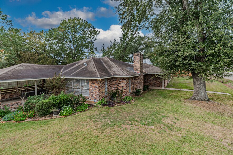 More Photos Of 2103 Taylor St, Waller Office For Sale