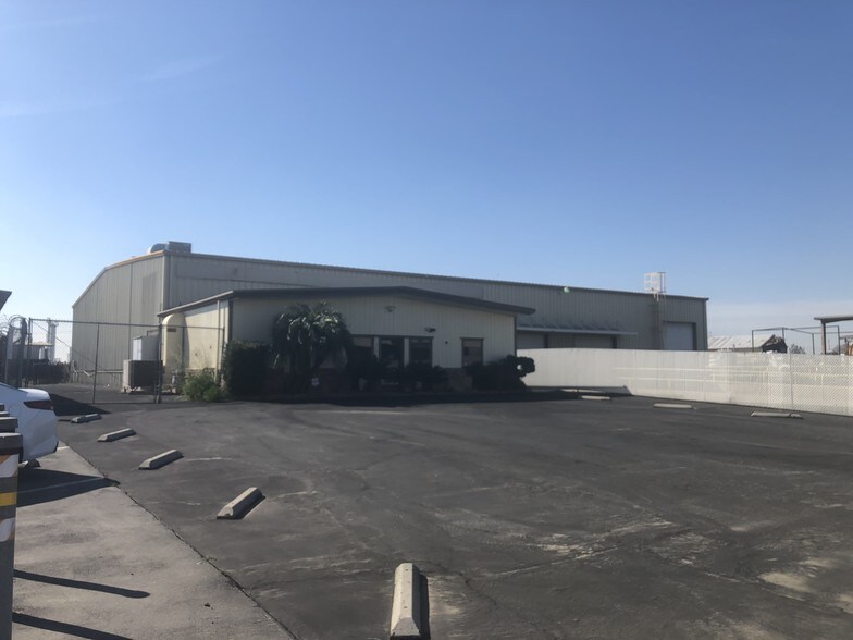 Primary Photo Of 4201 Armour Ave, Bakersfield Showroom For Lease