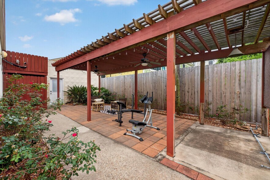 More Photos Of 2217 Sealy St, Galveston Office Residential For Sale