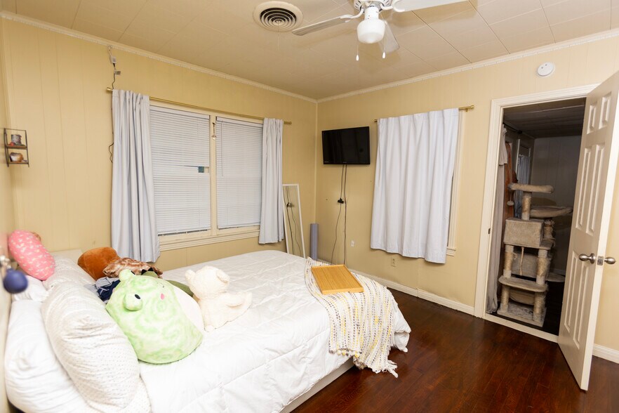 More Photos Of 415 N Main St, Belton General Retail For Sale