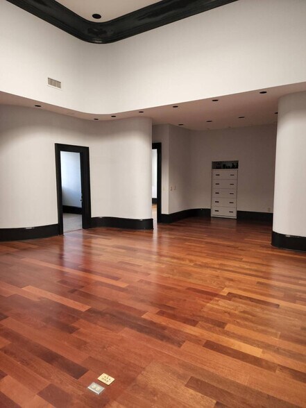 More Photos Of 3155 Roswell Rd NE, Atlanta Office For Sale