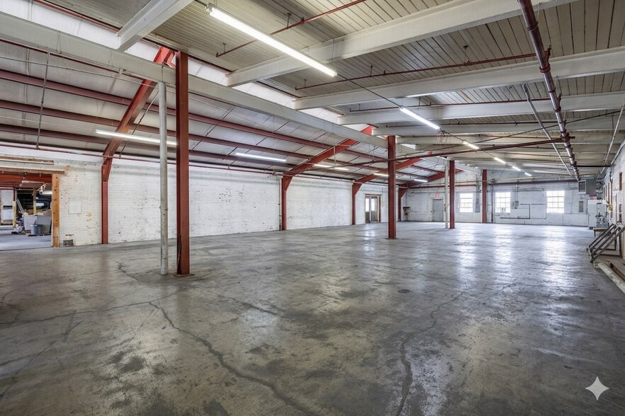 More Photos Of 222 King St S, Calhoun Warehouse For Sale
