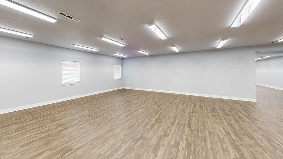 More Photos Of 105 SE 22nd St, Bentonville Office For Lease