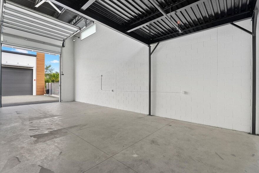 More Photos Of 6566 Palmer Park Cir, Sarasota Self Storage For Sale