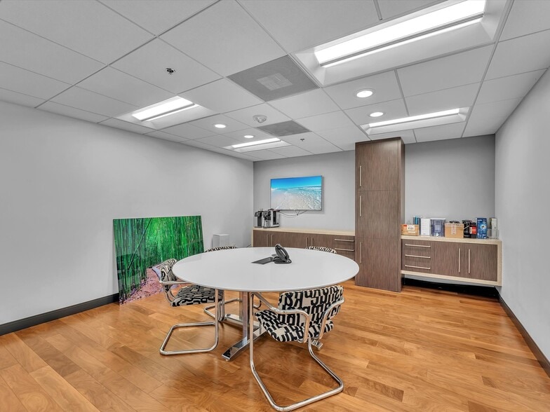 More Photos Of 10855 NW 27th St, Doral Warehouse For Lease