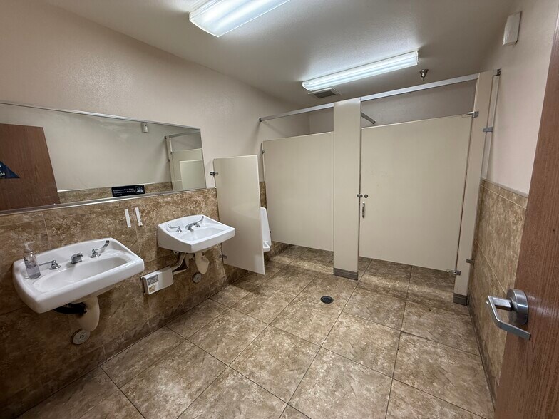 More Photos Of 2197 La Crosse Ave, Colton Warehouse For Lease