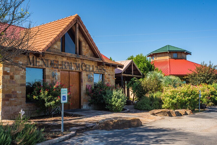 More Photos Of 10207 E Hwy 290, Fredericksburg Freestanding For Sale