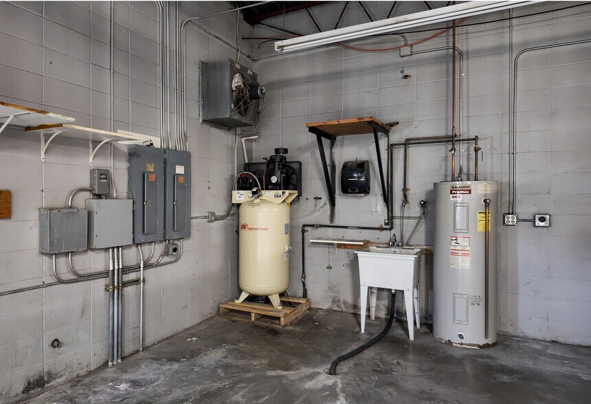 More Photos Of 4201 W 12th St, Sioux Falls Flex For Lease