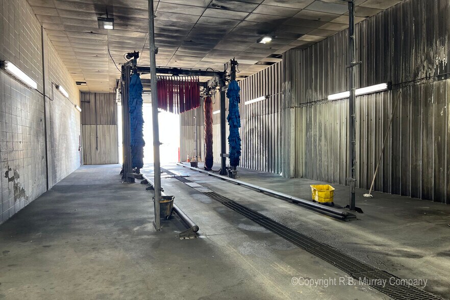 More Photos Of 2813 N Neergard Ave, Springfield Truck Terminal For Sale