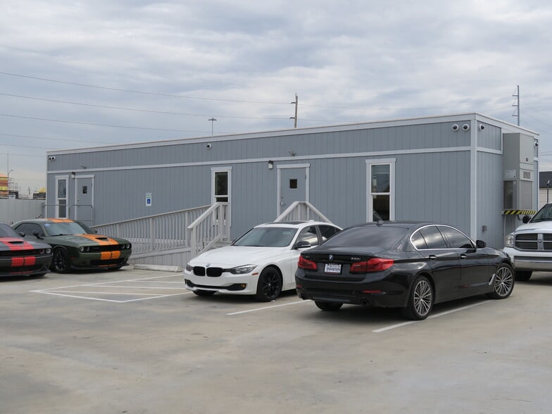 More Photos Of 6011 Skyline Dr, Houston Auto Dealership For Lease