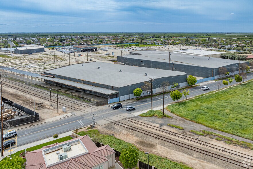 More Photos Of 650 W Tulare Rd, Lindsay Showroom For Lease