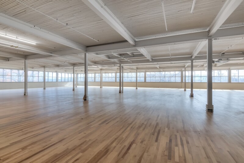 More Photos Of 2260 Av Aird, Montréal Light Distribution For Lease