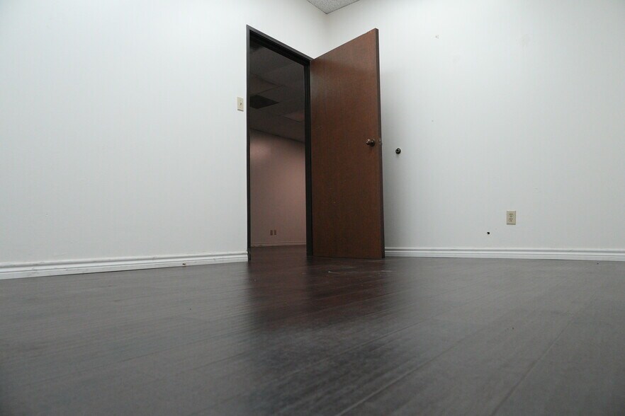 More Photos Of 501 Industrial Dr, Richardson Warehouse For Lease