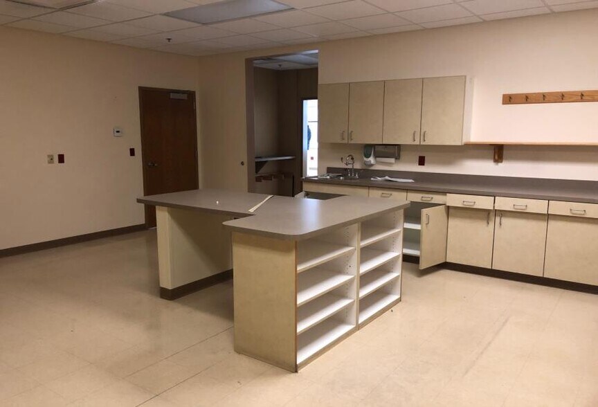 More Photos Of 4000 N Illinois Ln, Swansea Medical For Sale