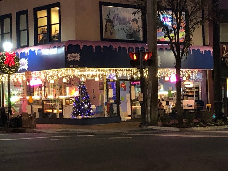 More Photos Of 260 Main St, Huntington Storefront For Lease