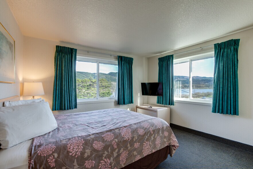 More Photos Of 101 NW 11th Ave, Rockaway Beach Hotel For Sale