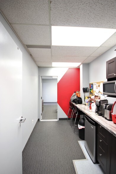 More Photos Of 1701 Woodward Dr, Ottawa Office For Lease