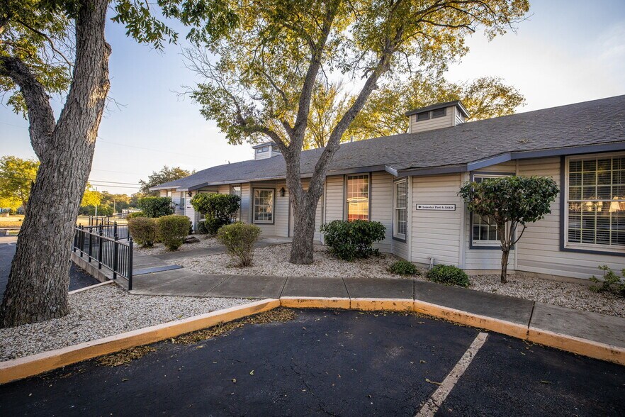 More Photos Of 515 E Court St, Seguin Office Residential For Lease