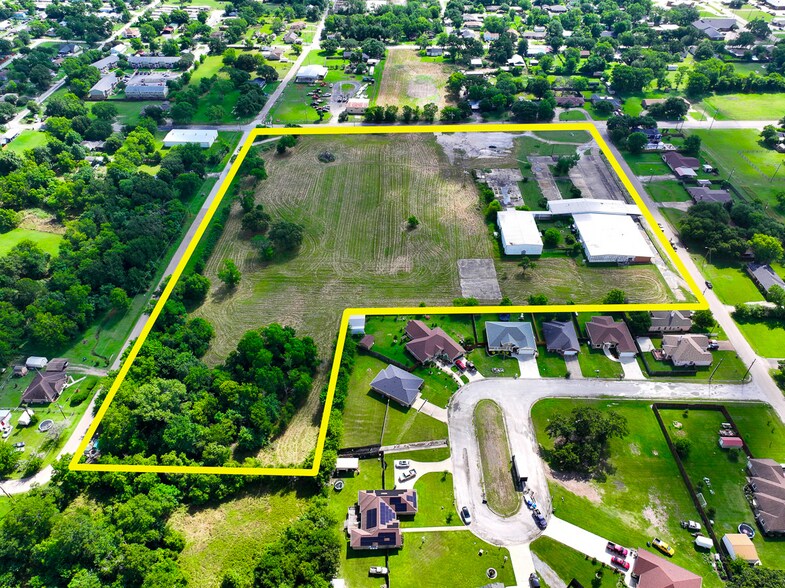 More Photos Of 300 W School St, Madisonville Light Distribution For Sale
