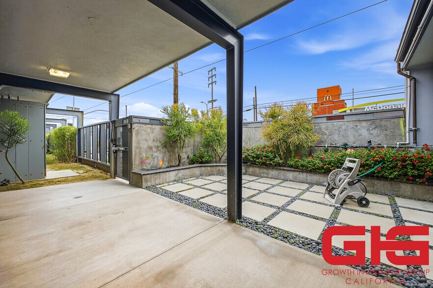 More Photos Of 7330 N Figueroa St, Los Angeles Office For Sale