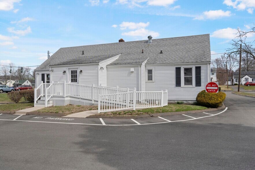 More Photos Of 128 Saltonstall Pky, East Haven Medical For Sale