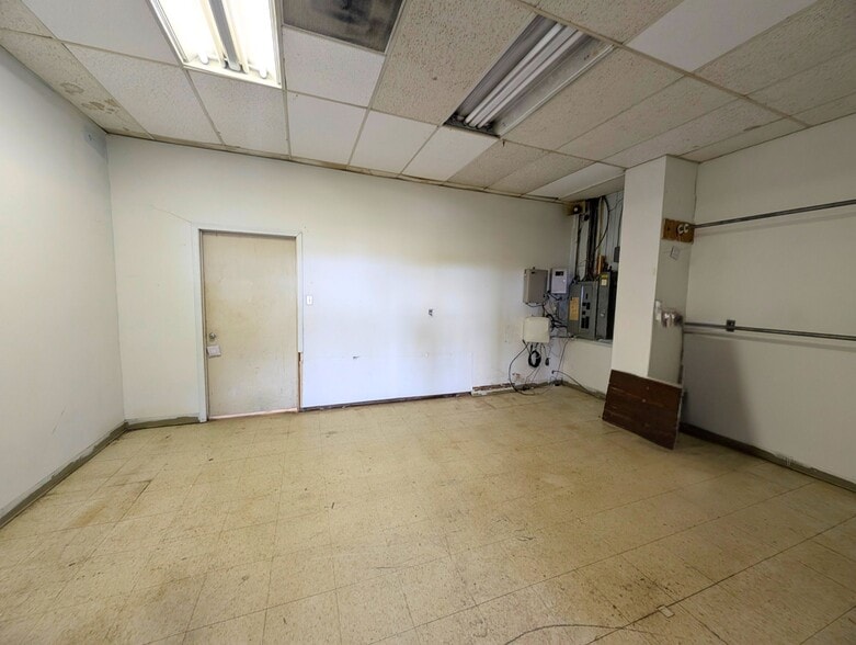 More Photos Of 309 Parker Ct SE, Leesburg Freestanding For Lease