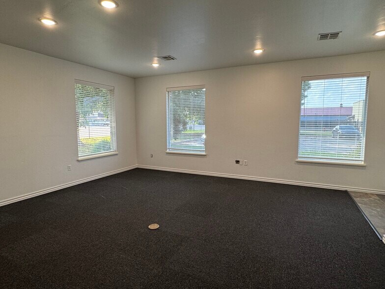 More Photos Of 817 Irish Ln, Edmond Office For Lease