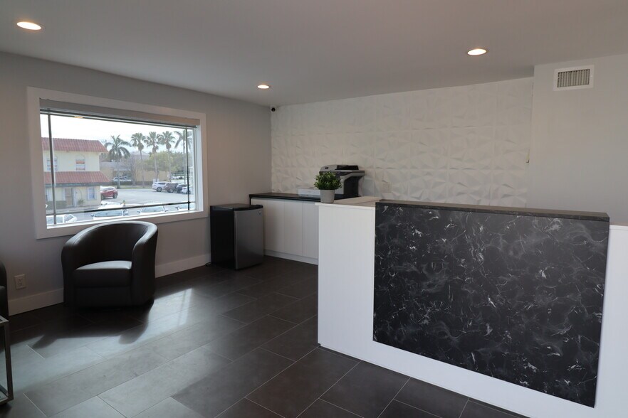 More Photos Of 817-823 SE 9th St, Deerfield Beach Storefront Retail Office For Lease