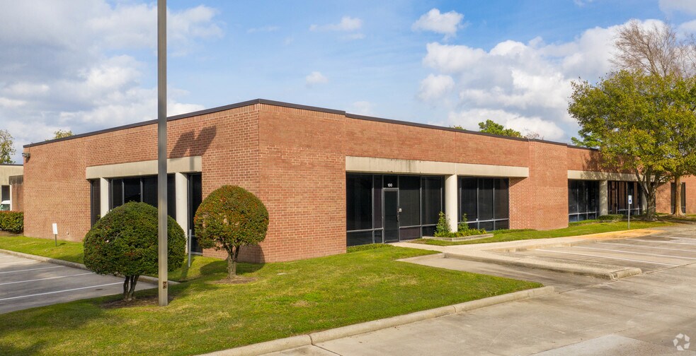 More Photos Of 15621 Blue Ash Dr, Houston Light Distribution For Lease