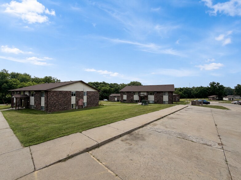 More Photos Of 1660 E Summit St, Red Oak Apartments For Sale