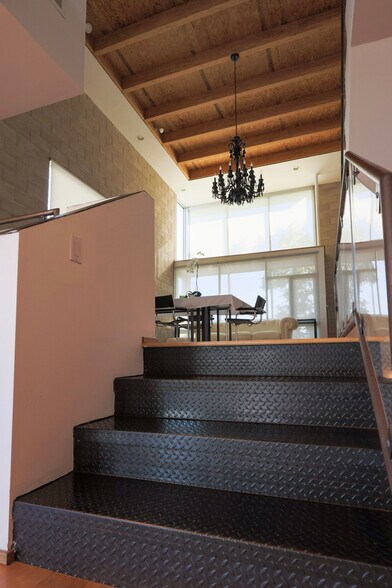 More Photos Of 6615-6621 Melrose Ave, Los Angeles Loft Creative Space For Lease