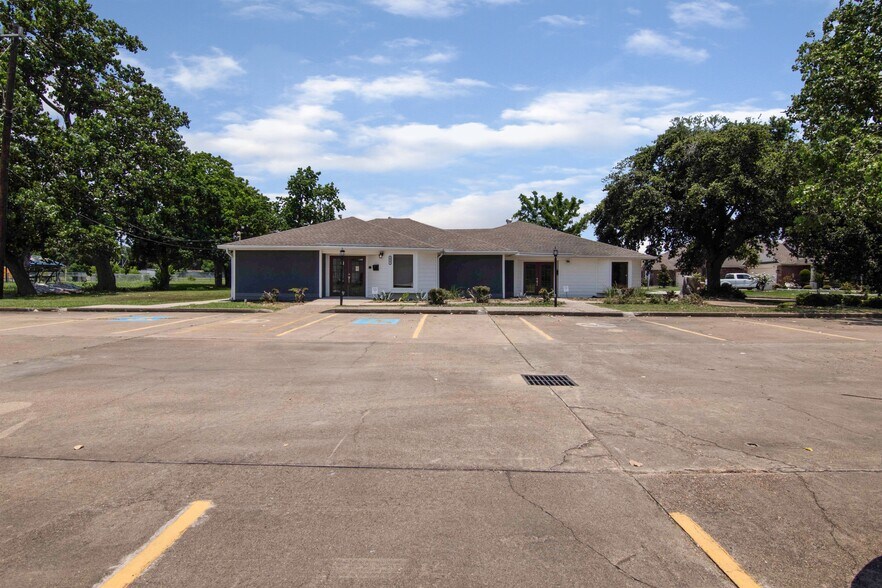 More Photos Of 825 Fairmont Pkwy, Pasadena Office For Sale