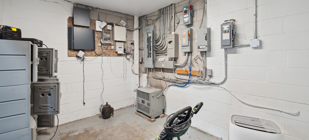 More Photos Of 270 Pennsylvania Ave, Vaughan Light Distribution For Sale