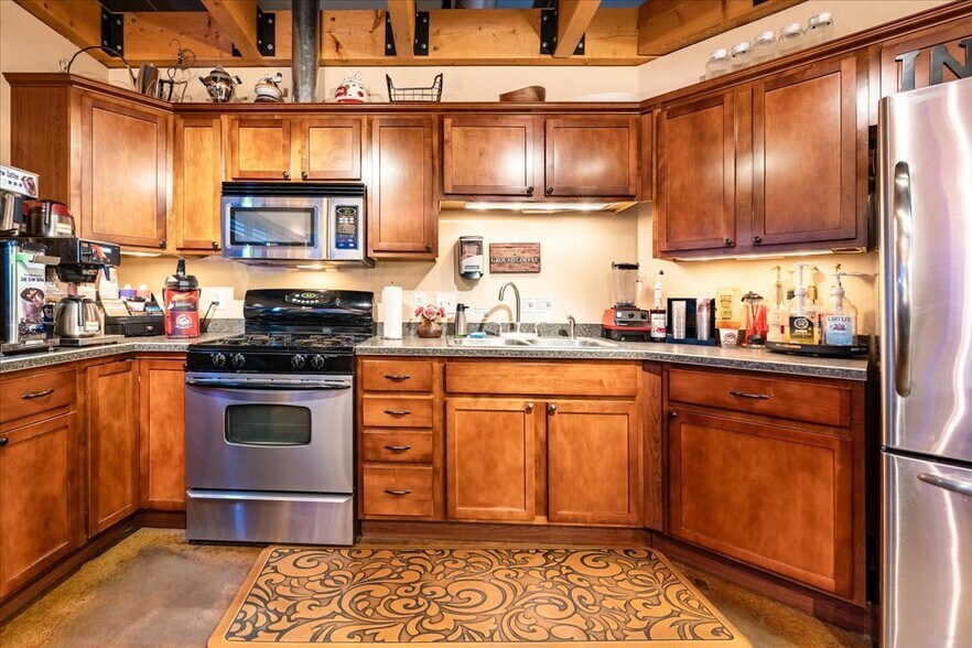 More Photos Of 1502 Minnie St, Fairbanks Industrial For Sale