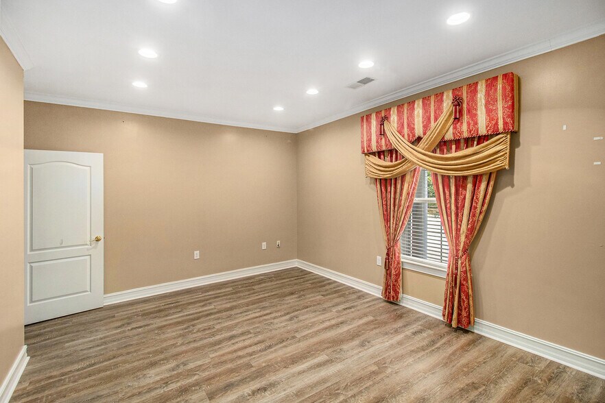 More Photos Of 3175 Highway 81 W, Hampton Storefront Retail Office For Sale