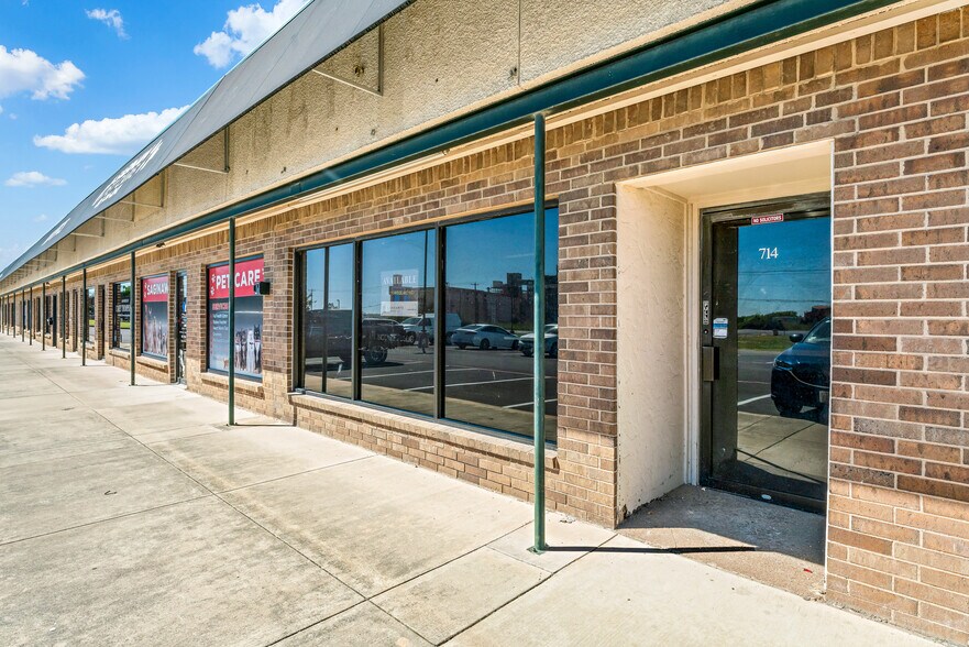 More Photos Of 702-736 S Saginaw Blvd, Fort Worth Unknown For Lease