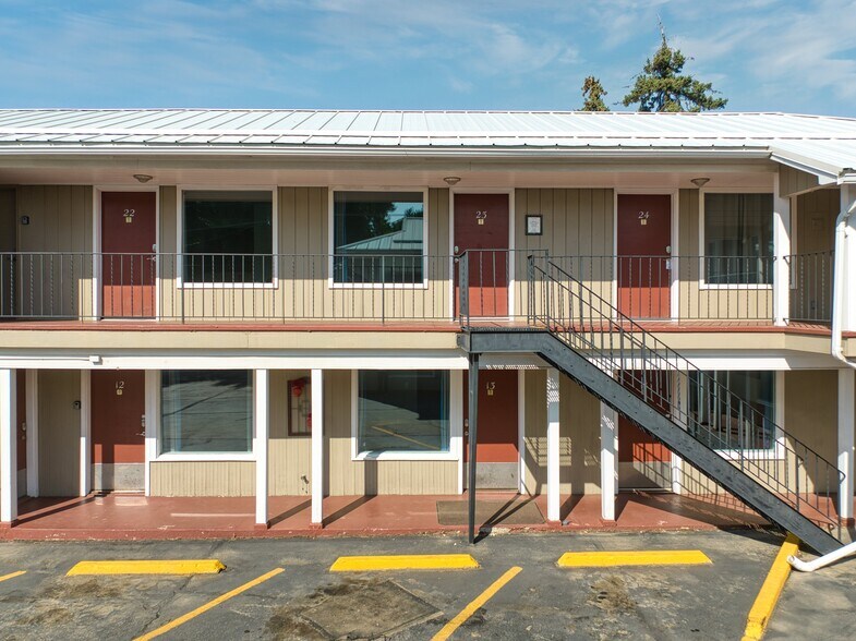 More Photos Of 615 S Main St, Colfax Hotel For Sale