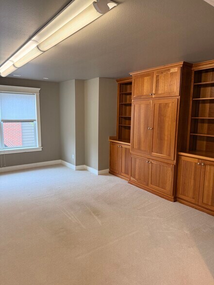 More Photos Of 1510 NE Fairview Village St, Fairview Office Residential For Lease