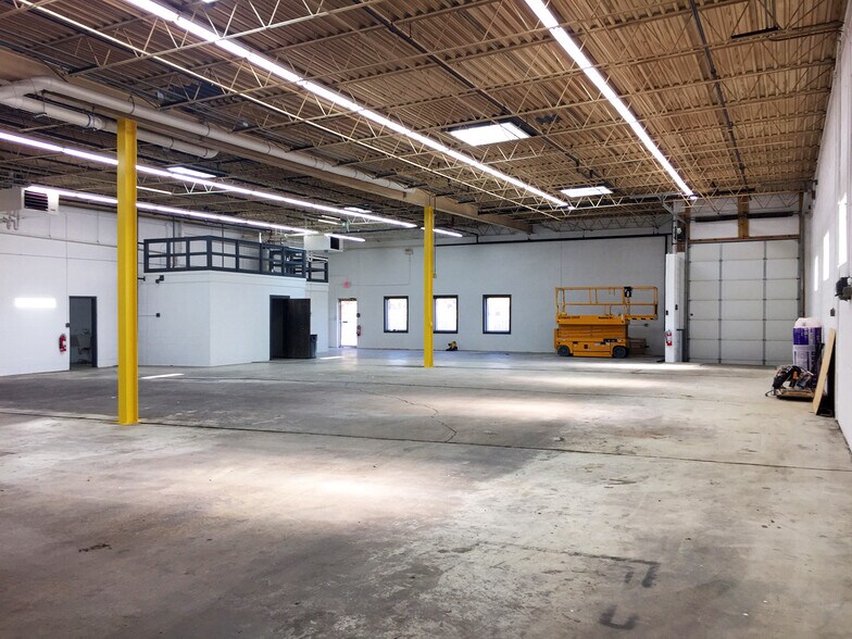 More Photos Of 310 S La Londe Ave, Addison Manufacturing For Lease