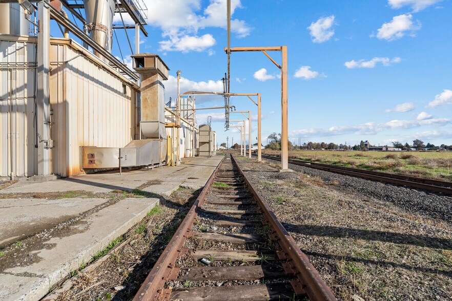 More Photos Of 405 Hoosier, Stanfield Food Processing For Lease