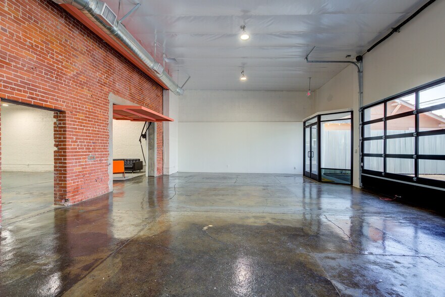 More Photos Of 2616 W Jefferson Blvd, Los Angeles Showroom For Sale