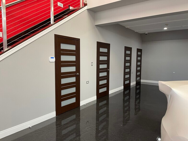 More Photos Of 2220 Ferry Rd, Naperville Showroom For Sale