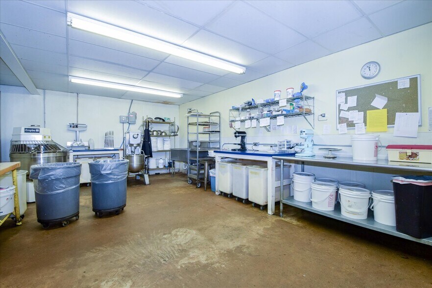 More Photos Of 1212 4th St SW, Roanoke General Retail For Sale