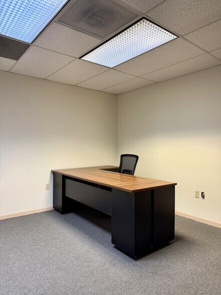 More Photos Of 3902-3904 Franklin Rd, Roanoke Office For Lease