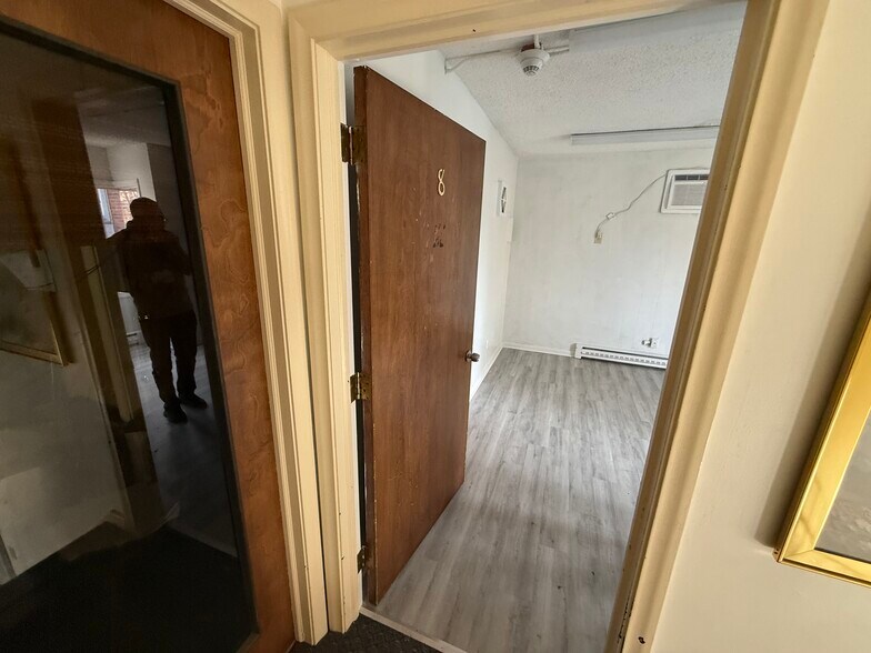 More Photos Of 1019 Farmington Ave, Bristol Office For Lease