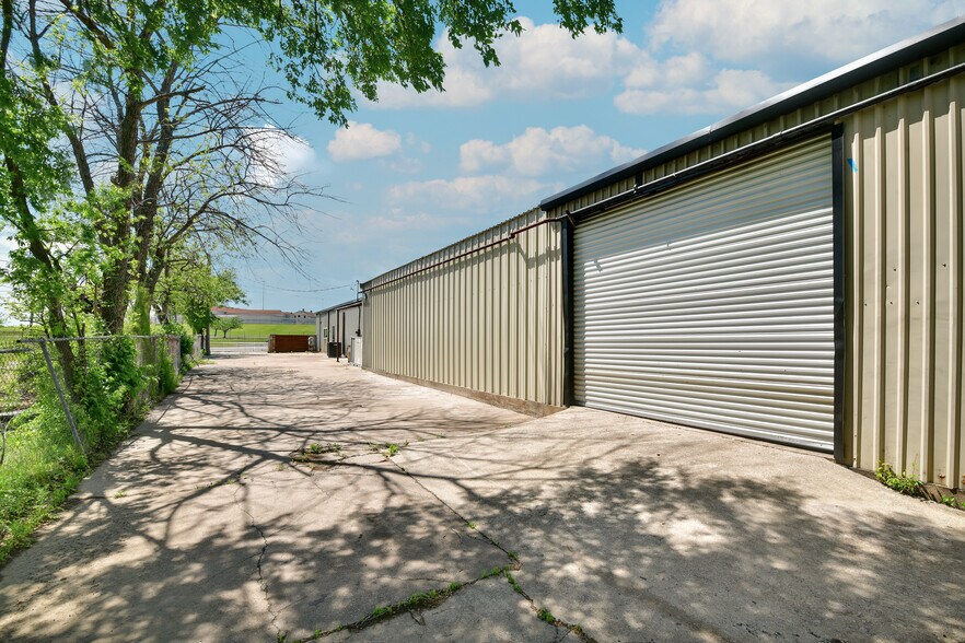 More Photos Of 3115 Sabine St, Forest Hill Warehouse For Sale